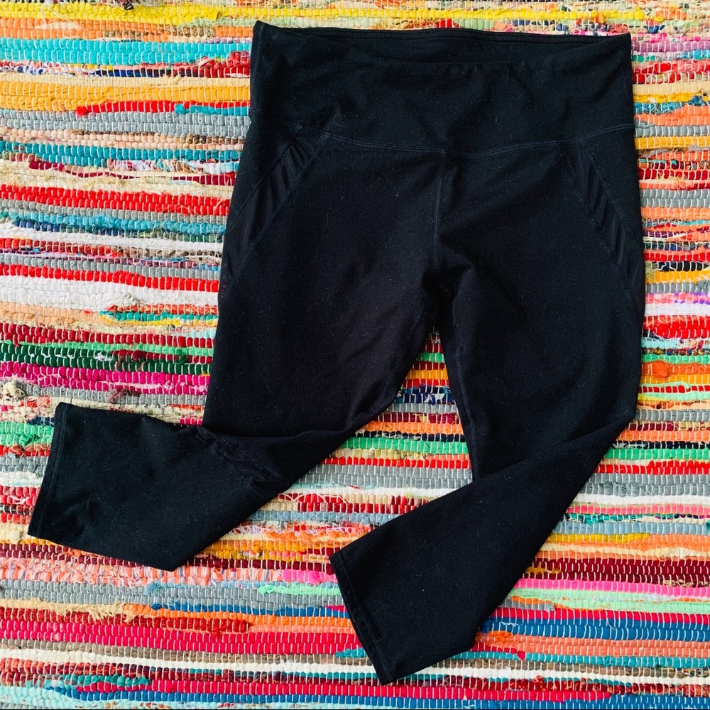 🖤 Fabletics Black Cropped Gym Leggings